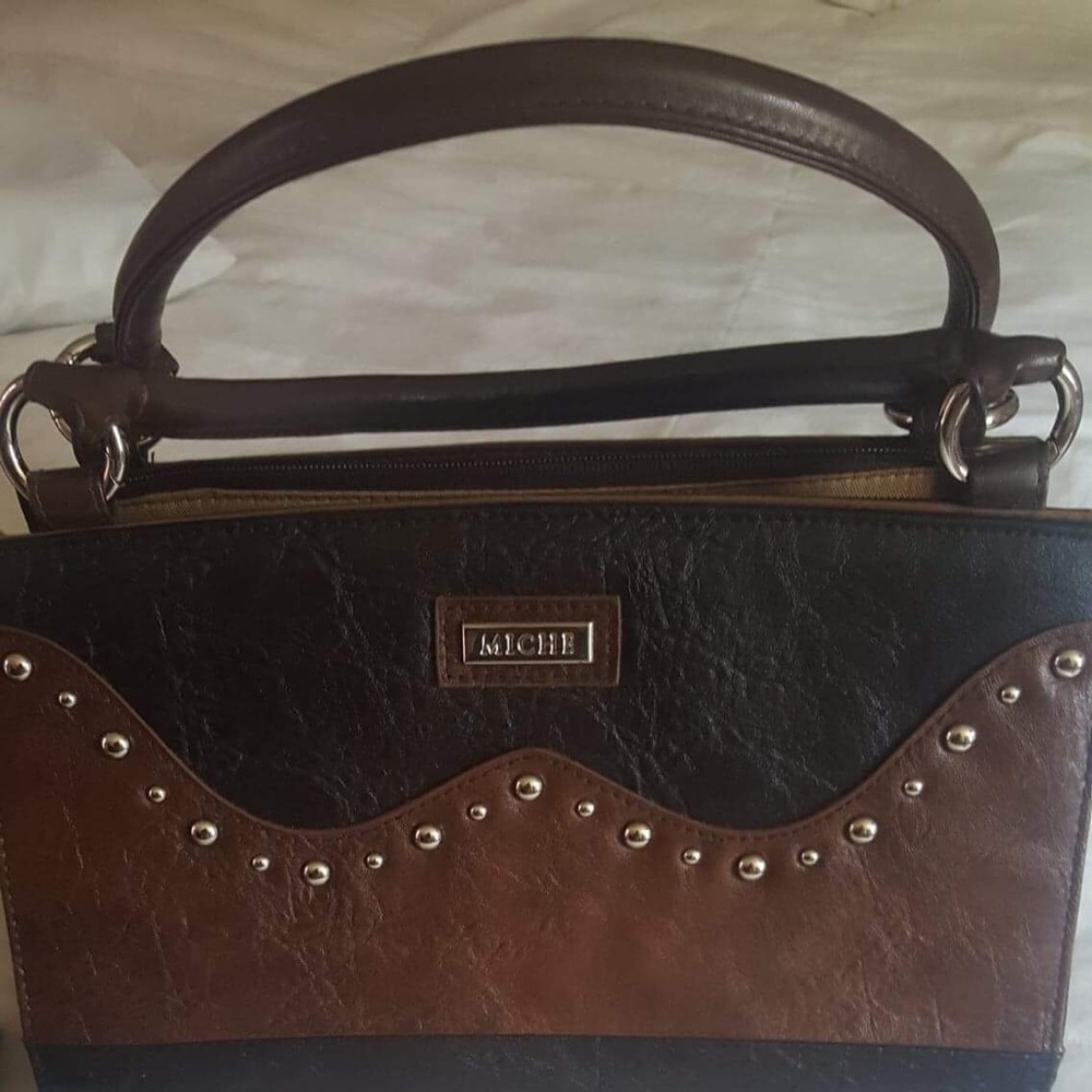 Im selling NEW Miche classic purse with 3 shells